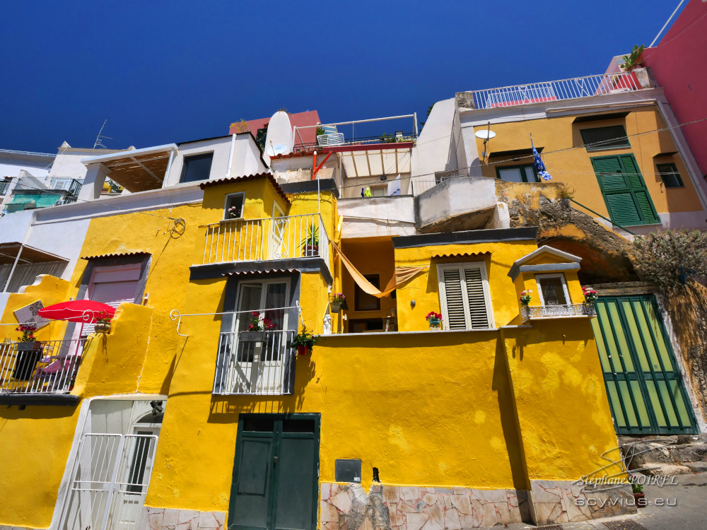 Maison de pêcheur jaune