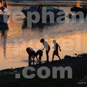 Enfants au coucher du soleil