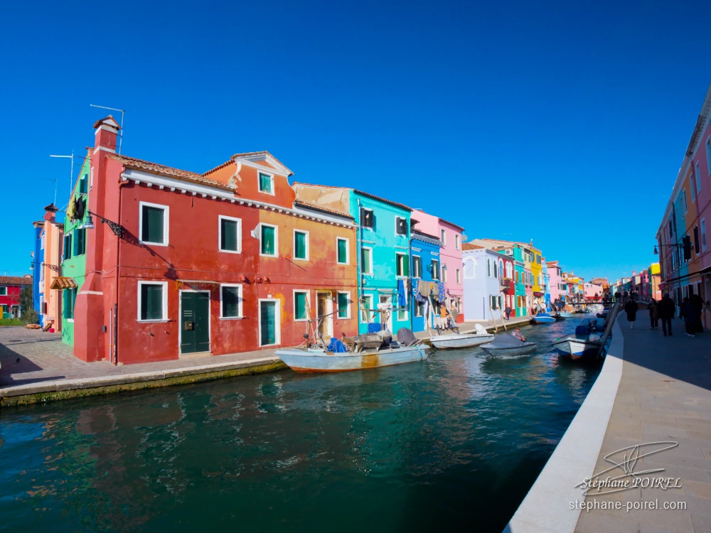 Couleurs sur le canal à Burano