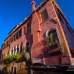 Façade rouge à Venise