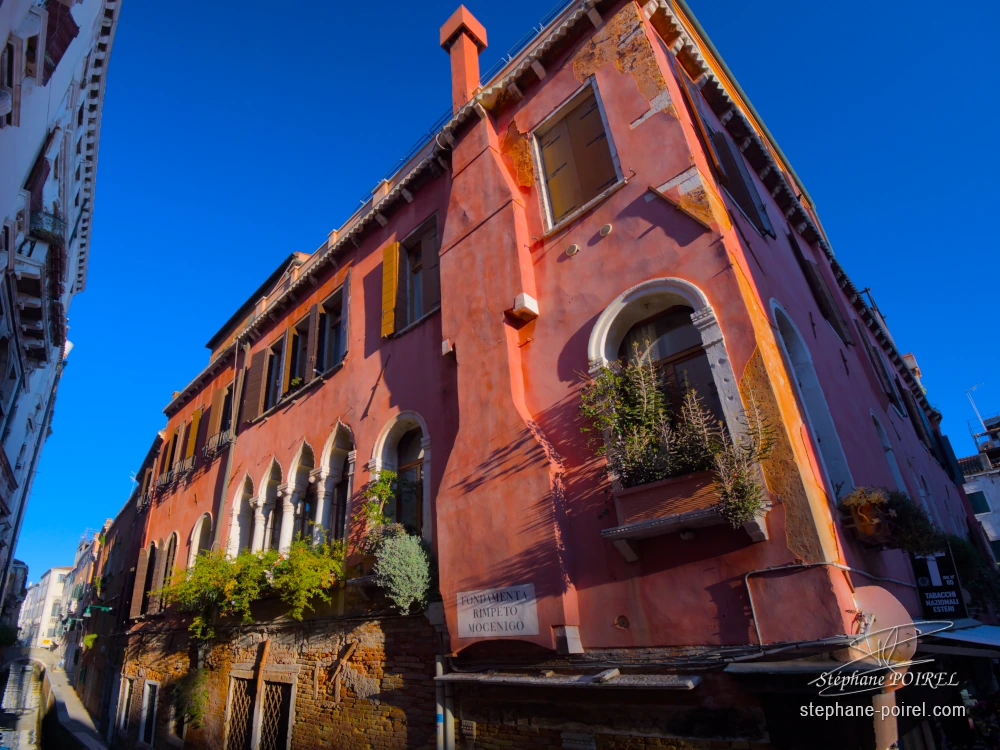 Façade rouge à Venise