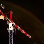 Photo d'une grue avec ciel ombragé