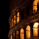 Photo nocturne de la façade du Colisée de Rome