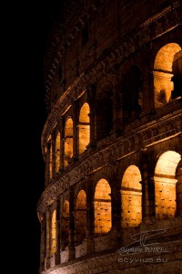 Photo nocturne de la façade du Colisée de Rome