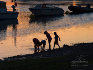 Photo d'enfants au crépuscule