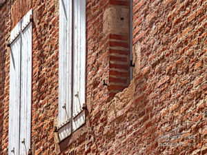 Photo briques et volets du vieil Albi