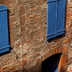 Volets briques dans le vieux Albi