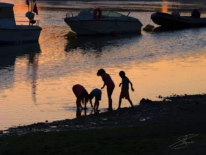 Enfants au crépuscule